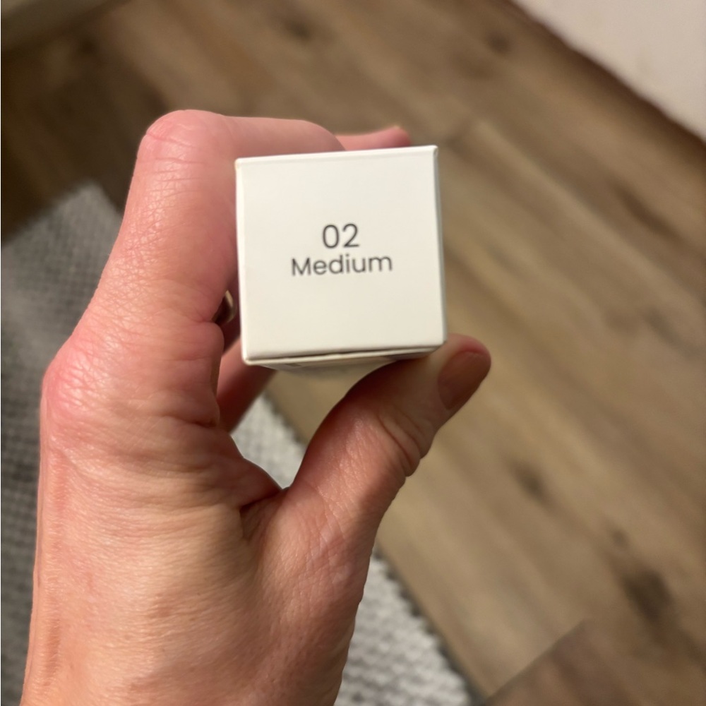 Luxe color changing foundation matches skin color perfect- for medium skin tones - Picture 15 of 16